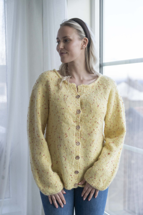 Ferdigstrikk - Konstanse Jakke Smørblomst (#2270)