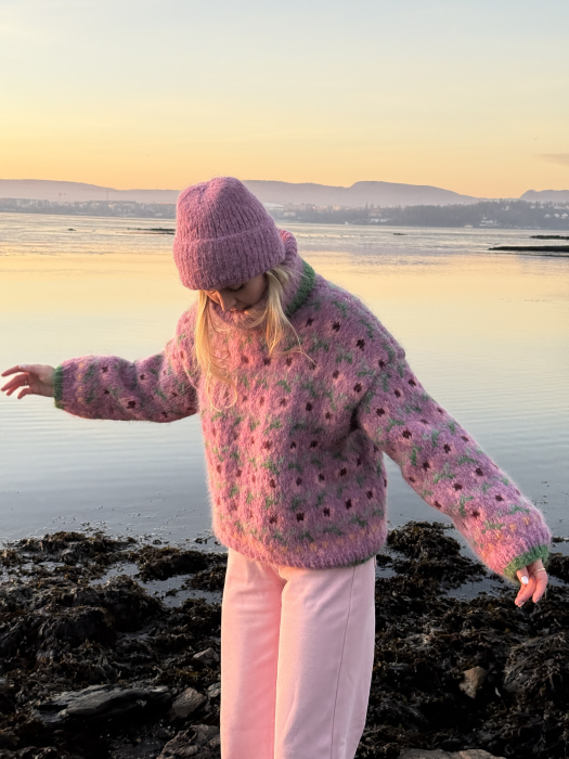 Ellinor Genser by Ingrid Raadim X HOY IR 03-09B